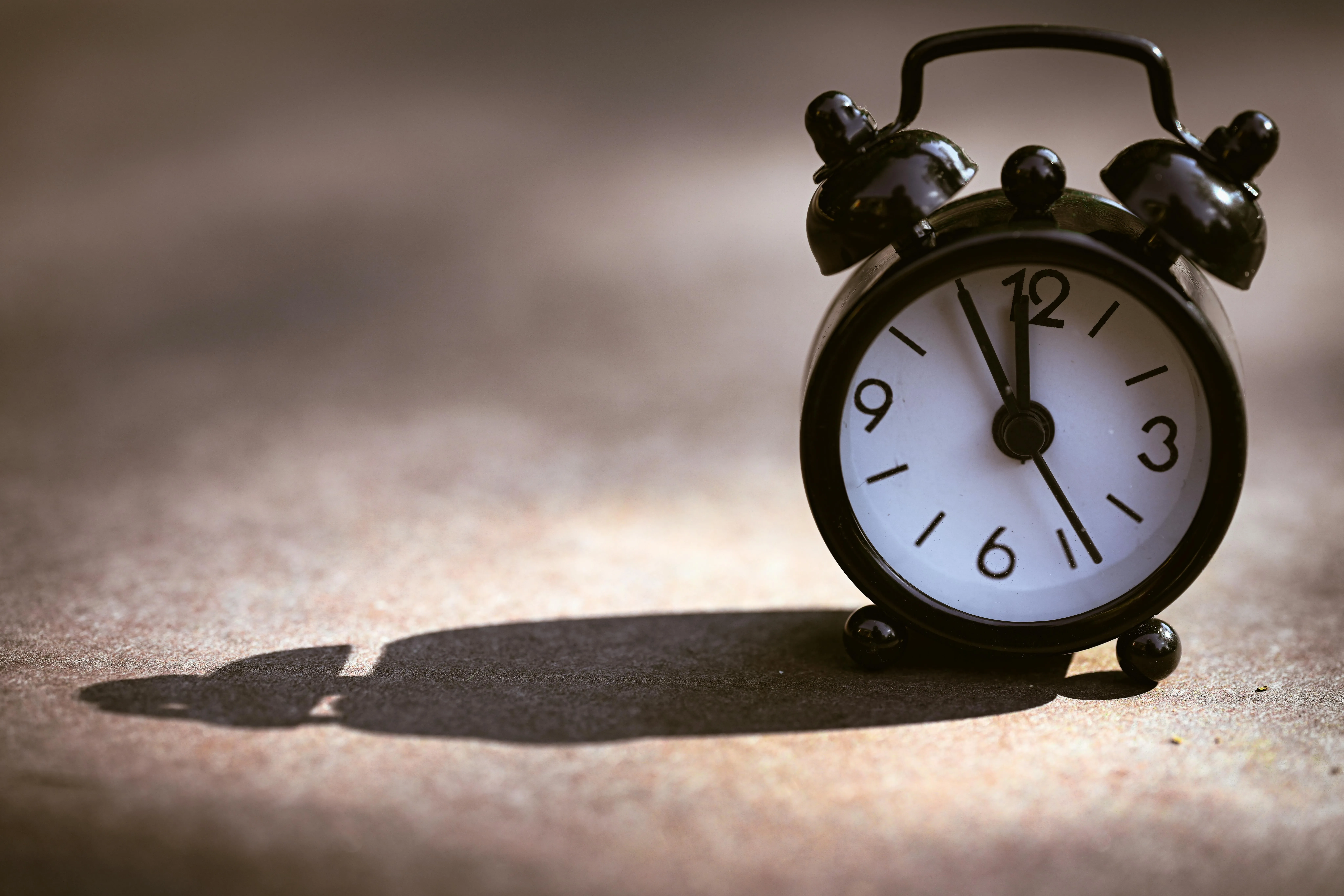 an alarm clock that shows 11:55 as the time.
